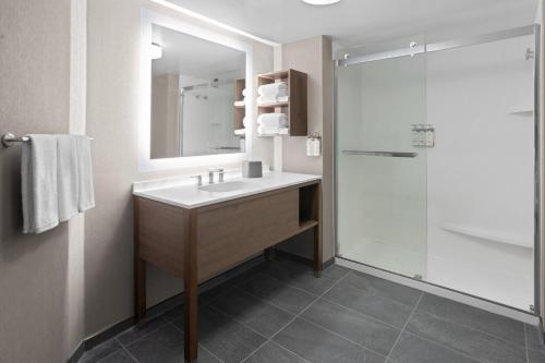 Salle de bains dans l'établissement Staybridge Suites Rehoboth Beach by IHG