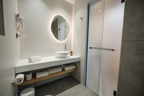 Koupelna v ubytování Pontikonisi Hotel & Suites