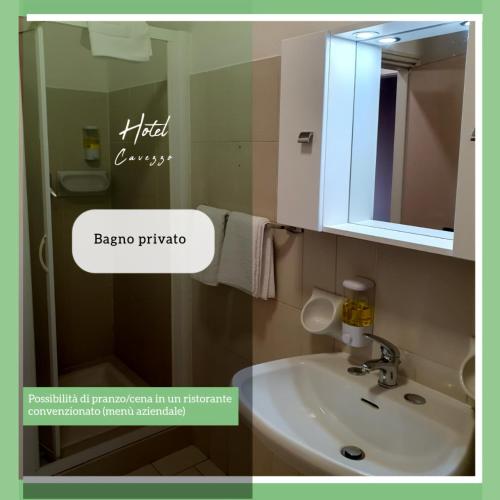 une salle de bain avec un lavabo et un miroir dans l'établissement Hotel Cavezzo, à Cavezzo