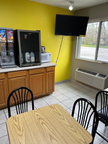 Nhà bếp/bếp nhỏ tại Super 8 by Wyndham Blair