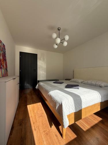 Un dormitorio con una cama y una puerta negra. en AR OLD TOWN point, en Košice