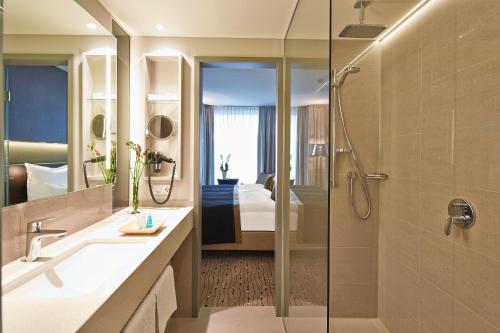 Kylpyhuone majoituspaikassa Steigenberger Hotel Am Kanzleramt