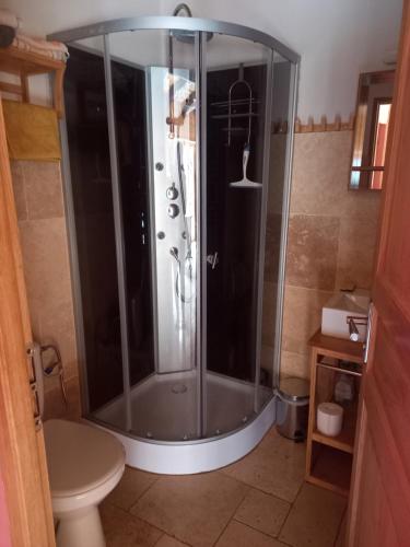 Ένα μπάνιο στο Eco Gîte du Mandala à Prads