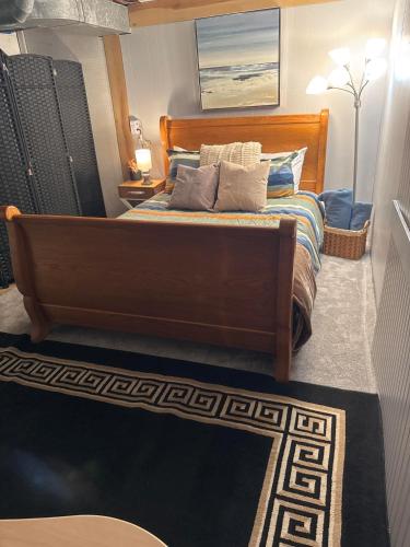 Un lugar para sentarse en The Waterfront Gem with Dock in Osage Beach!