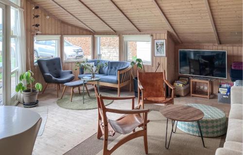 Televisyen dan/atau pusat hiburan di Cozy Home In Dronningmølle With Wifi
