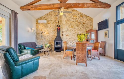 Χώρος καθιστικού στο Lovely Home In Les Lèches