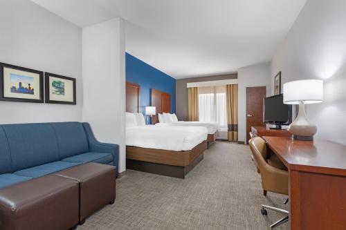 Postel nebo postele na pokoji v ubytování Comfort Suites DFW N-Grapevine