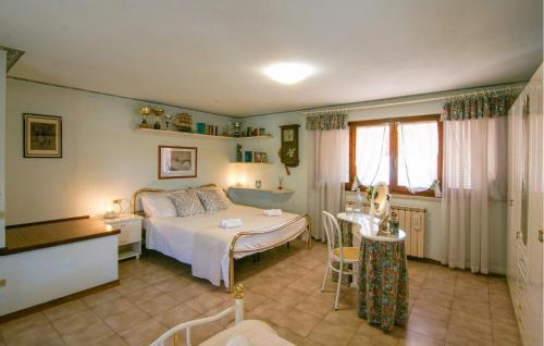 Ένα ή περισσότερα κρεβάτια σε δωμάτιο στο Awesome Home In Stiava With Wifi