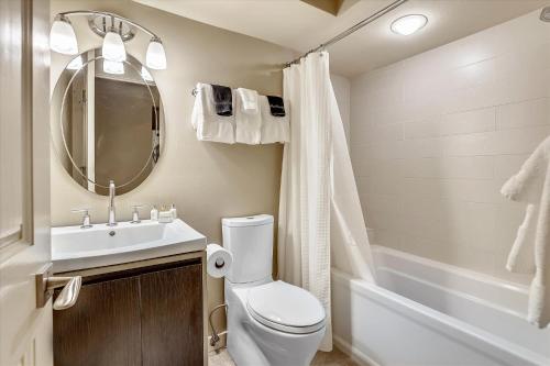Bilik mandi di Elegant Aspen Downtown - Walk to Shops, Hill & Dining