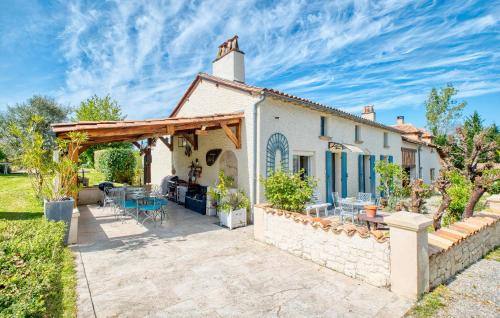 una vista exterior de una casa con patio en Gorgeous Home In Bosset, en Bosset