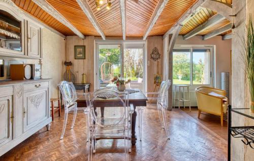 Un comedor con mesa y sillas en Gorgeous Home In Bosset, en Bosset