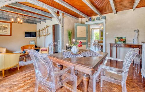 une salle à manger avec une table et des chaises en bois dans l'établissement Gorgeous Home In Bosset, à Bosset