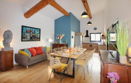 un salon avec une table, des chaises et un canapé dans l'établissement 2 Bedroom Pet Friendly Home In Labeaume, à Labeaume