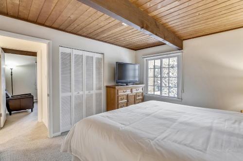 Postel nebo postele na pokoji v ubytování Central Aspen Condo - Affordable & Prime Location