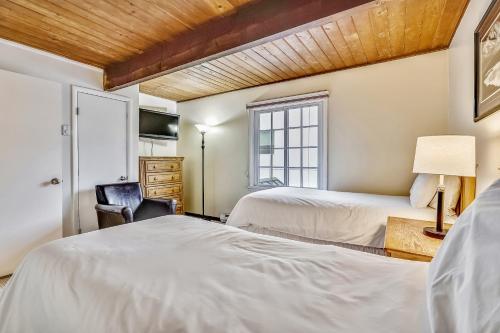 Postel nebo postele na pokoji v ubytování Central Aspen Condo - Affordable & Prime Location