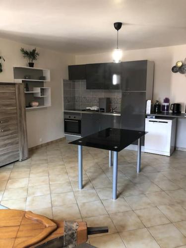 Η κουζίνα ή μικρή κουζίνα στο Maison chaleureuse pour petit week-end en amoureux