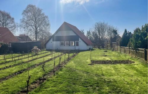 una granja con una casa y un campo de vides en Lovely Home In Gedser With Wifi, en Gedser