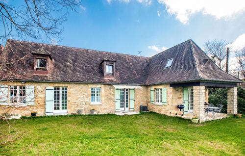 une grande maison en briques avec une grande cour dans l'établissement Beautiful Home In Sarlat-La-Canéda, à Sarlat-la-Canéda