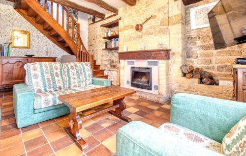 un salon avec une table et une cheminée dans l'établissement Beautiful Home In Sarlat-La-Canéda, à Sarlat-la-Canéda