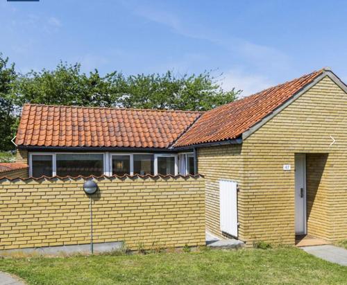 una casa in mattoni gialli con tetto rosso di Lovely Holiday Home In Allinge For 6 Guests ad Allinge