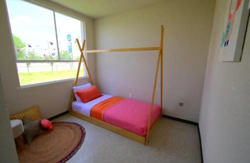 um quarto com uma cama com balanço em Casa Paris em Assunção