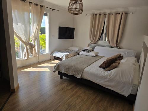 une chambre avec un lit et une grande fenêtre dans l'établissement Villa MOOREA pool barbecue PROVENCE, à Entraigues-sur-la-Sorgue