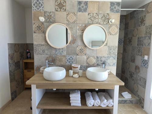 une salle de bain avec deux lavabos et deux miroirs dans l'établissement Villa MOOREA pool barbecue PROVENCE, à Entraigues-sur-la-Sorgue