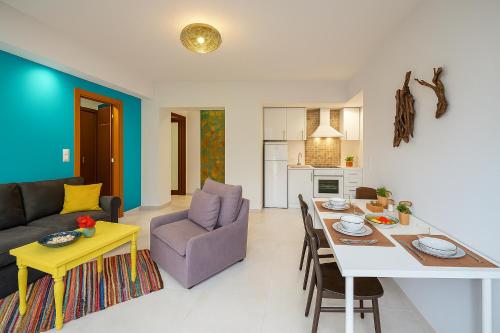 un salon avec une table et une salle à manger dans l'établissement Colored Dreams, à Bridgeport