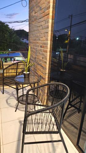 eine Gruppe von Tischen und Stühlen auf einer Terrasse in der Unterkunft La Ermelinda in Asunción