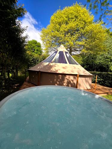 un belvédère avec une tente en arrière-plan dans l'établissement Les nuits de Cassiopee, à Sorde-lʼAbbaye