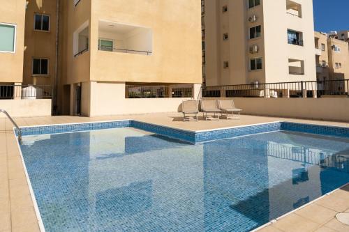 2BR Pool View Balcony and Parking Walk to Beach and Center