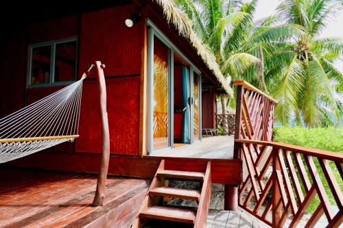 Balkón nebo terasa v ubytování EDEN Private Island TAHAA