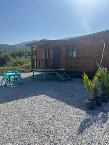 a log cabin with a picnic table and a picnic table at Vrasna Houses in Dikili