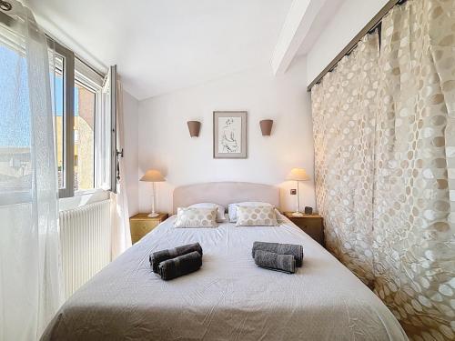 une chambre avec un lit avec deux oreillers dessus dans l'établissement Villa Cosy Valbonne - jardin privé et piscine partagée, à Valbonne