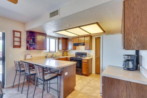 Η κουζίνα ή μικρή κουζίνα στο 1 Mi to Boat Launch Lake Havasu City Home with View