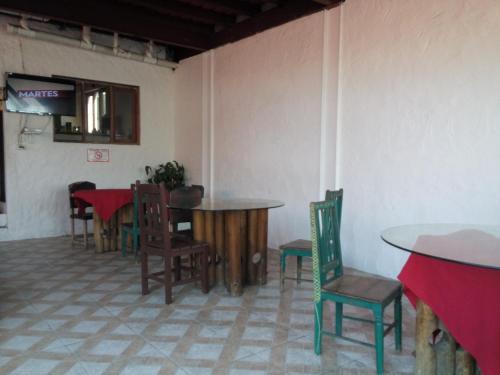 un comedor con mesas y sillas en una habitación en Hotel Contadora, en Contadora