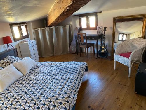 une chambre avec un lit et une table avec des guitares dans l'établissement T4 Terrasses Vieille ville, Ajaccio, à Ajaccio