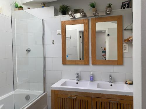 une salle de bain avec un lavabo, un miroir et une baignoire dans l'établissement T4 Terrasses Vieille ville, Ajaccio, à Ajaccio