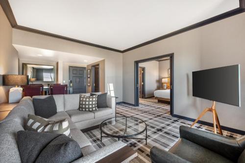 a living room with a couch and a tv at Omni Interlocken Hotel in Broomfield