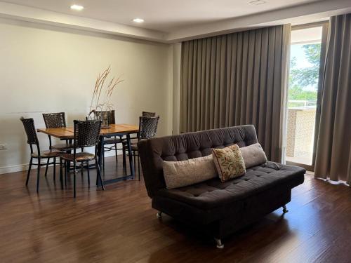 ein Wohnzimmer mit Couch und Tisch in der Unterkunft Apartment in Parana Country Club in Hernandarias