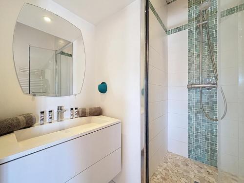 une salle de bain avec un lavabo et une douche dans l'établissement Villa Cosy Valbonne - jardin privé et piscine partagée, à Valbonne