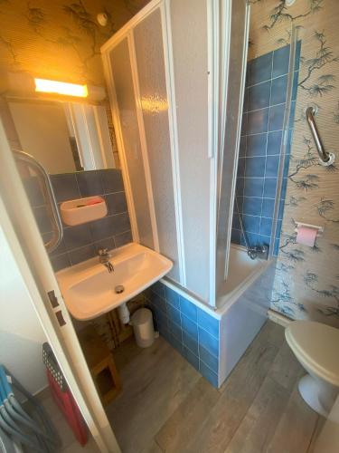 une salle de bain avec un lavabo et une douche dans l'établissement Studio Vue Mer Le Barcarès, au Barcarès