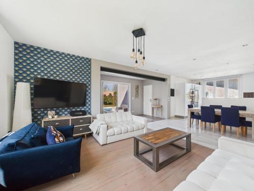 un salon avec un canapé et une table dans l'établissement Villa familiale et confortable - Piscine Privée - idéalement située entre Bordeaux et le Bassin d'Arcachon, à Marcheprime