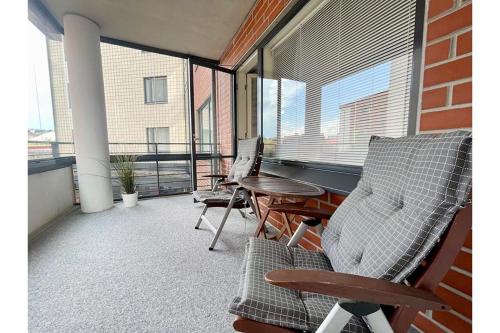 a balcony with a table and chairs on a building at Kotiyksiö Vaughan in Lahti