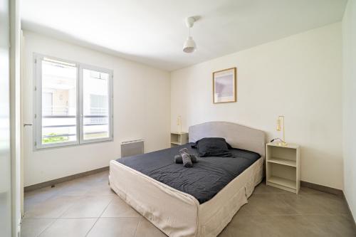 une chambre avec un lit et une fenêtre dans l'établissement Cozy 2P Port de Nice garage, à Nice