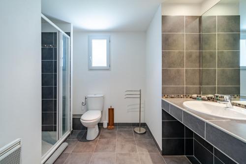 une salle de bain avec toilettes et lavabo dans l'établissement Cozy 2P Port de Nice garage, à Nice