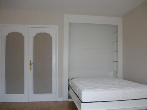 a white bedroom with a bed and a closet at Grand studio lumineux ,centre ville, grande plage,Quiberon IZE1UU in Quiberon