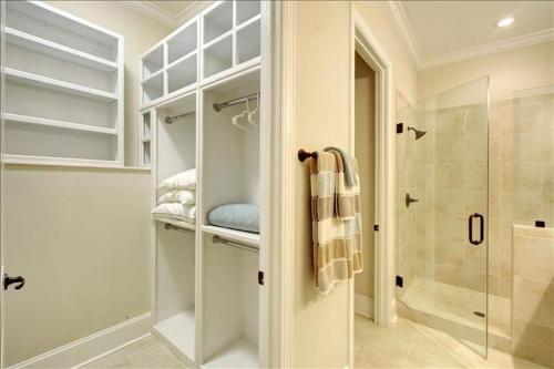 ein Bad mit einer Dusche und einem begehbaren Kleiderschrank in der Unterkunft Garden Cottage 01 in Jekyll Island