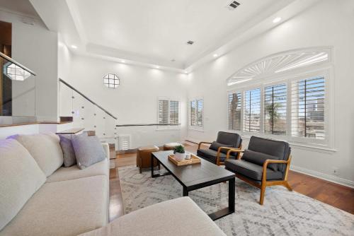 Una sala de estar con un sofá y sillas y una mesa. en New Listing Dodger Clubhouse by Colby & Conrad, en Los Ángeles