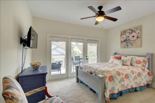 a bedroom with a bed and a ceiling fan at Garden Cottage 09 in Jekyll Island